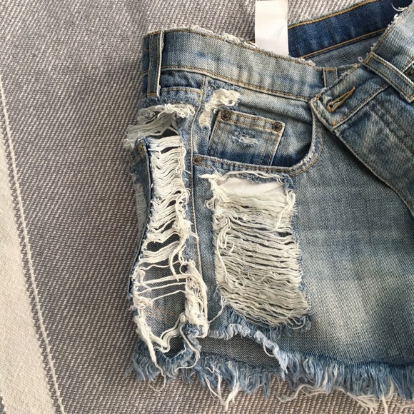 LF • Shredded Denim Shorts - Picture 4 of 5